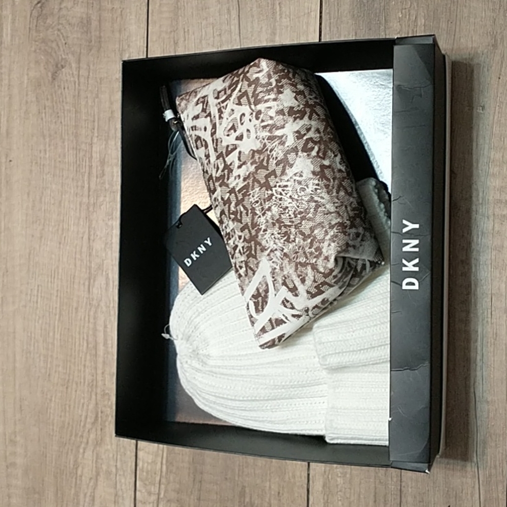 New DKNY Beanie and Pouch NIB Gift Set